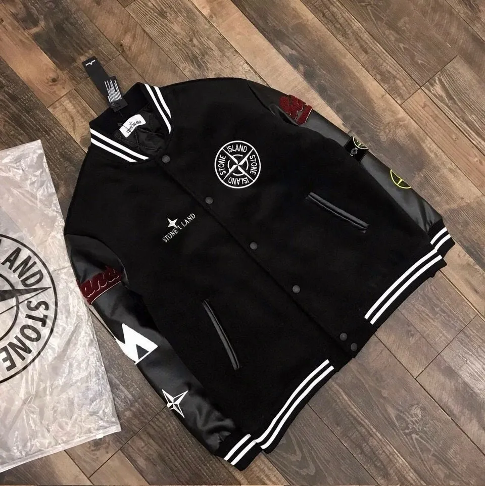 P230 Stone Island spliced PU leather and cotton baseball jacket (couples style three-color hair) Sheep long velvet body spliced PU leather sleeves, custom full towel embroidered logo on the chest and back. Three threads on the cuffs, hem and neck 1:1 custom dyeing No change in shape Original buttons restored 1:1 Loose and versatile Unique design must-have items for fashionistas Double hang tags Double wash Original armbands Couple style three-color hair: black, green, blue Style number: A01# Size: M-2XL